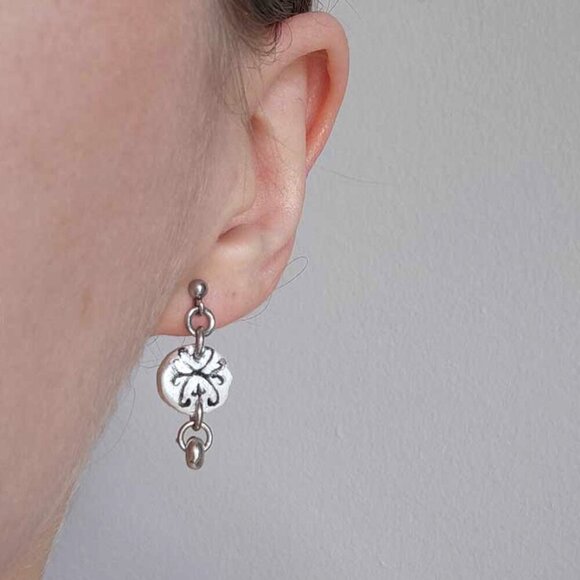 Vintage Victorian Gothic silver circle earrings - Picture 3 of 11